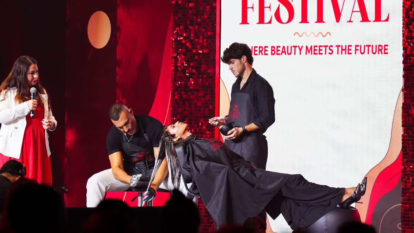 Masterclass en el escenario del Beauty Festival, con el equipo de negro