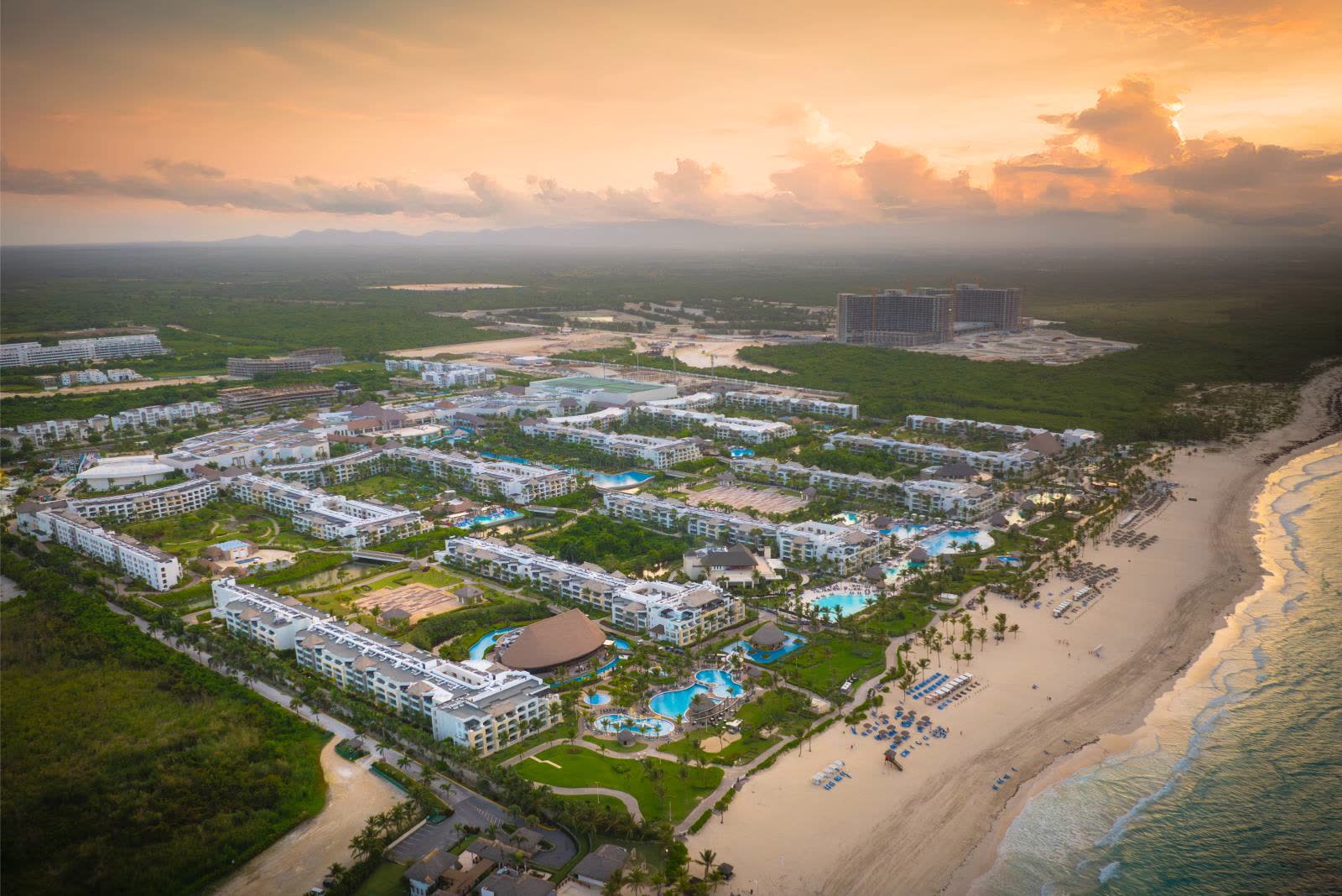Vista aérea del Hard Rock Hotel & Casino Punta Cana al atardecer