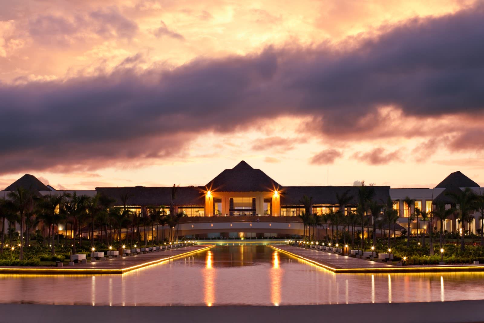 Entrada del Hard Rock Hotel Punta Cana al anochecer