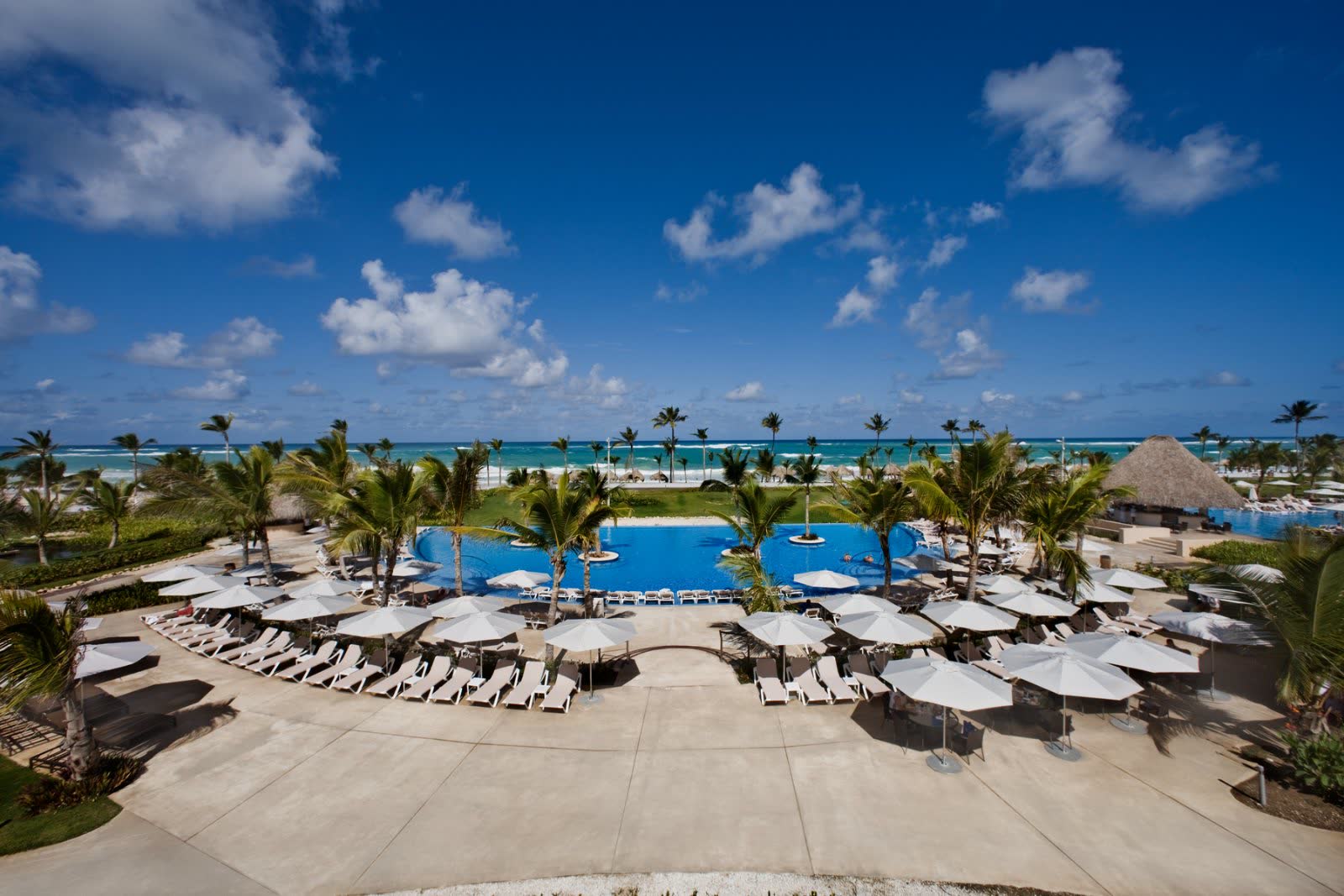 Piscina del resort con vista al mar Caribe